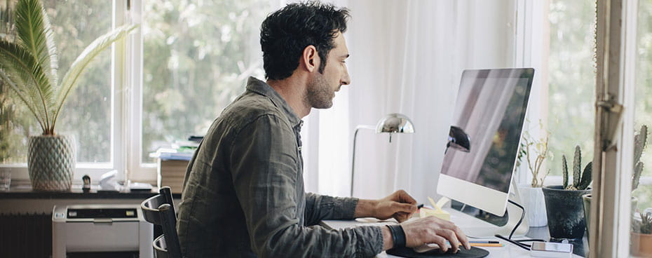 Man stelt op computer zijn levenstestament op. Man stelt op computer zijn levenstestament op.