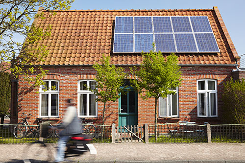 Huis met zonnepanelen op het dak. Huis met zonnepanelen op het dak.